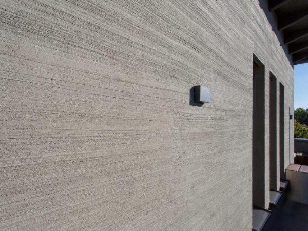 Cappuccino-Fassade mit Besenstrich-Putz