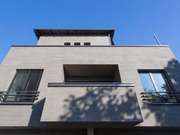 Cappuccino-Fassade mit Besenstrich-Putz