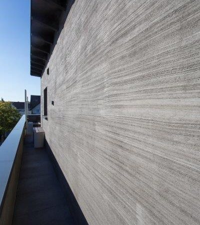 Cappuccino-Fassade mit Besenstrich-Putz