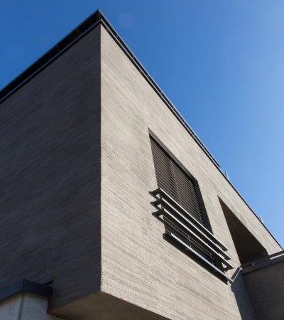Cappuccino-Fassade mit Besenstrich-Putz